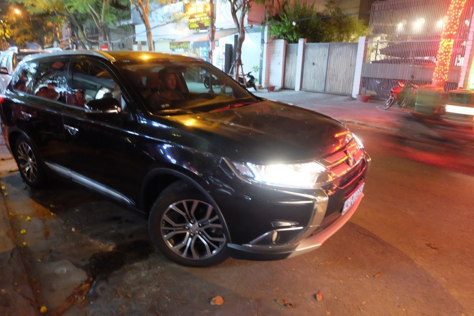 Xe công vụ dẫn giải Giám đốc CDC Đà Nẵng Tôn Thất Thạnh.(Ảnh: Văn Dũng/TTXVN)