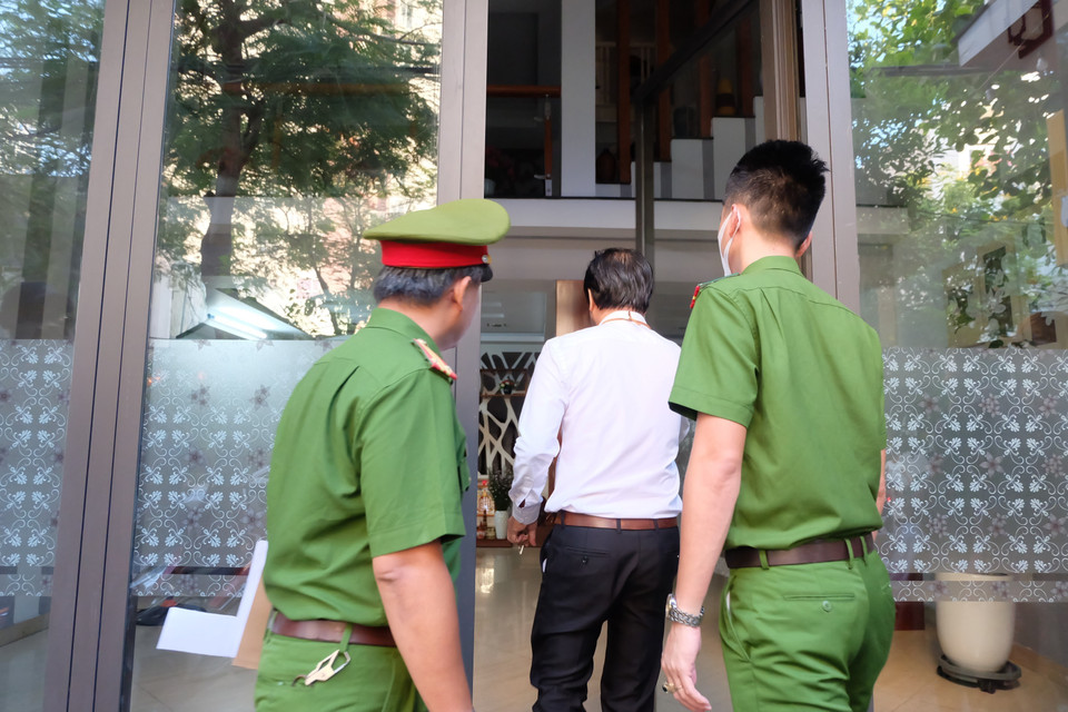 Bắt tạm giam Giám đốc CDC Đà Nẵng Tôn Thất Thạnh. (Ảnh: Văn Dũng/TTXVN)