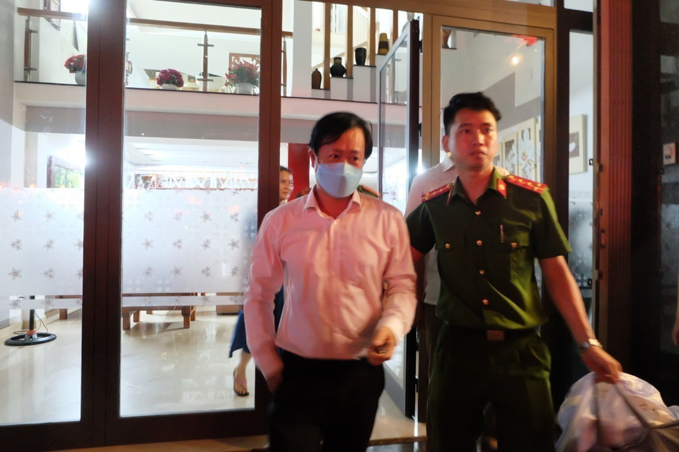 Bắt tạm giam Giám đốc CDC Đà Nẵng Tôn Thất Thạnh. (Ảnh: Văn Dũng/TTXVN)