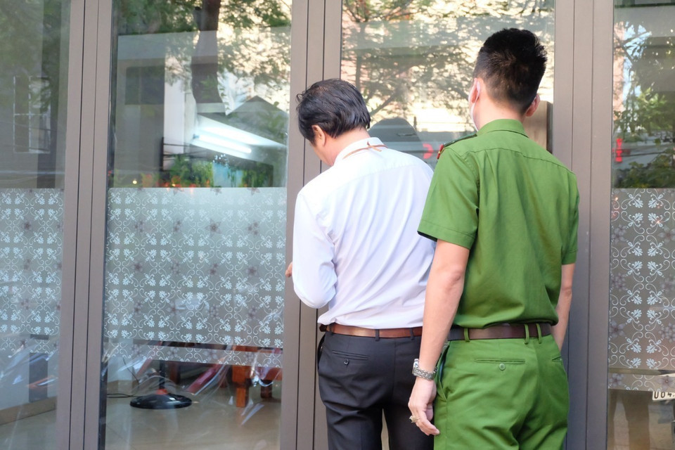 Bắt tạm giam Giám đốc CDC Đà Nẵng Tôn Thất Thạnh. (Ảnh: Văn Dũng/TTXVN)