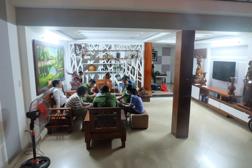 Công an bắt tạm giam Giám đốc CDC Đà Nẵng Tôn Thất Thạnh.(Ảnh: Văn Dũng/TTXVN)