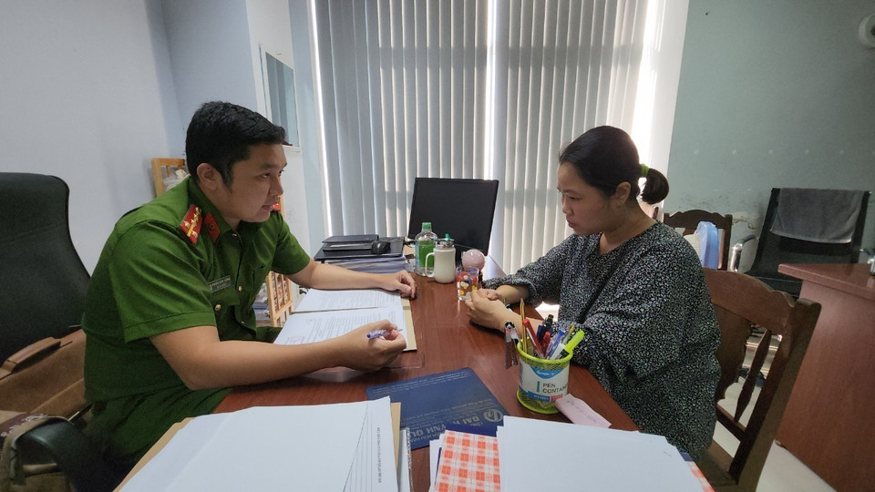 Bà Lê Thị Kim Chi nhân viên CDC Đà Nẵng trả lời cơ quan điều tra. (Ảnh: Văn Dũng/TTXVN)