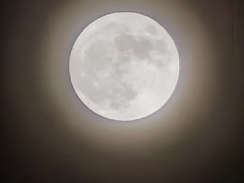 Hình ảnh siêu trăng trên bầu trời Hà Nội. (Ảnh: Thanh Tùng/TTXVN)