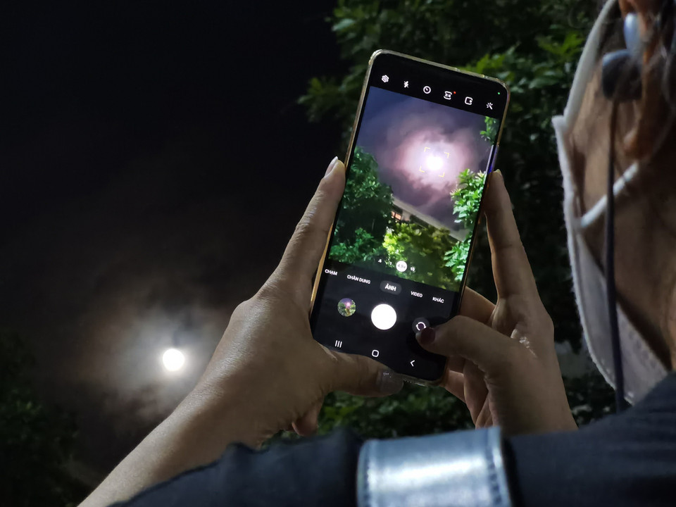 Người dân Thủ đô chụp ảnh siêu trăng.