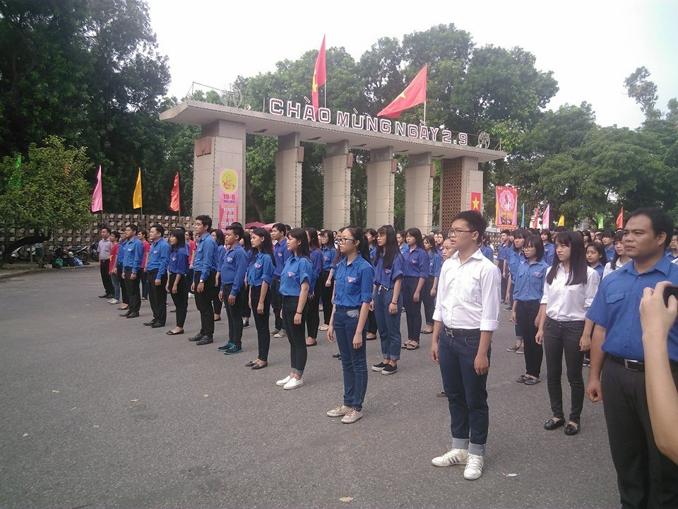 Đoàn thanh niên trước cổng Công viên Thống nhất hướng về màn hình lớn theo dõi ngày lễ trọng đại của dân tộc.