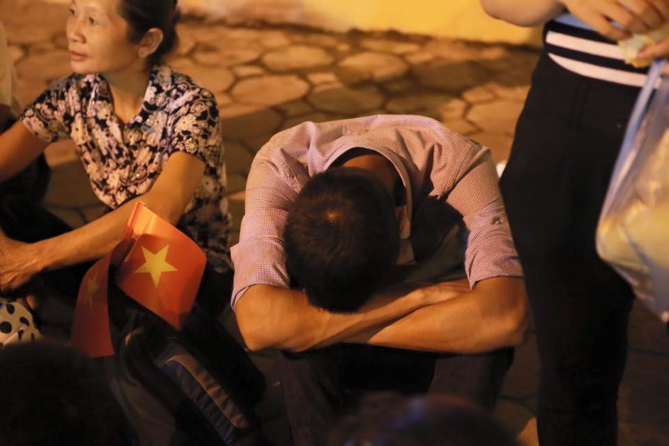 Thức cả đêm chờ đợi, người thanh niên này tranh thủ chợp mắt.