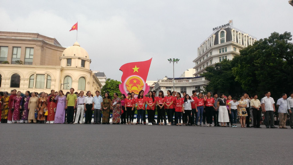 Rất đông người dân tập trung tại khu vực trước Nhà Hát lớn.