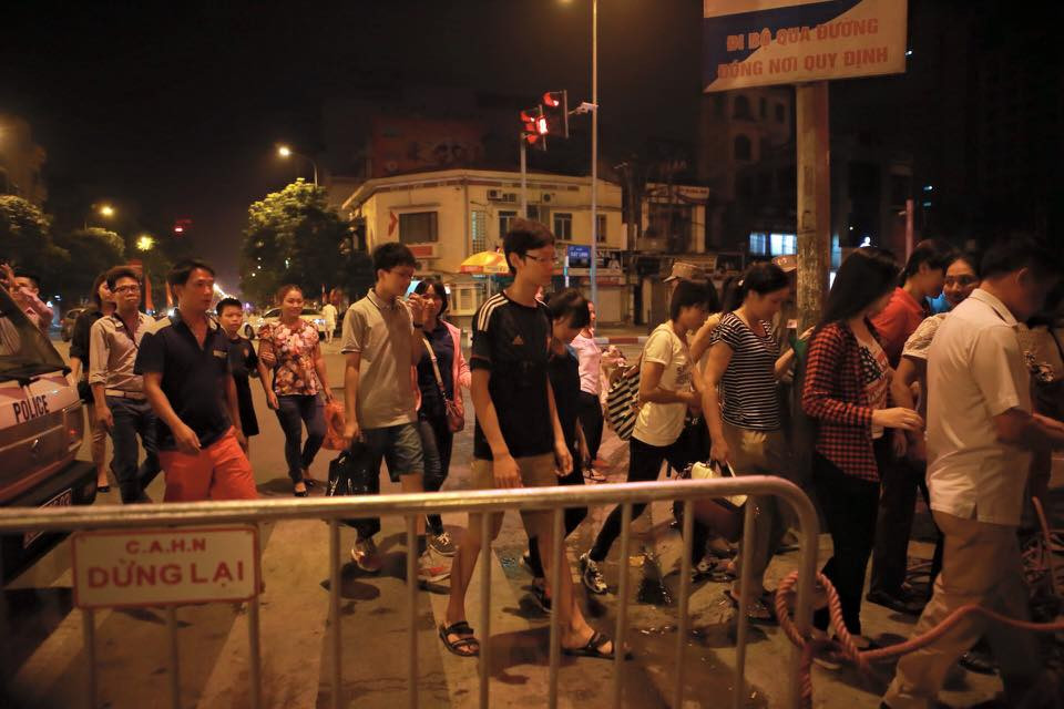 Ngay từ sáng sớm, rất nhiều người dân đã di chuyển về các điểm diễu binh, diễu hành.