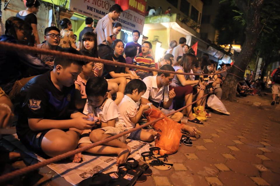 Nhiều em nhỏ tranh thủ chơi trong lúc chờ đợi.