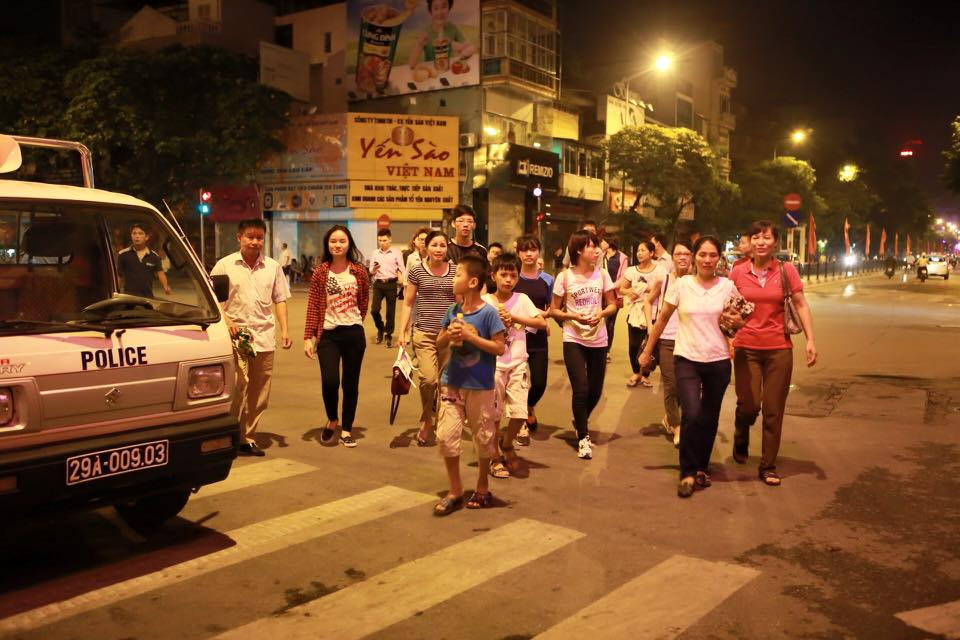 Các em nhỏ cũng nô nức theo người lớn đi xem ngày lễ trọng đại.