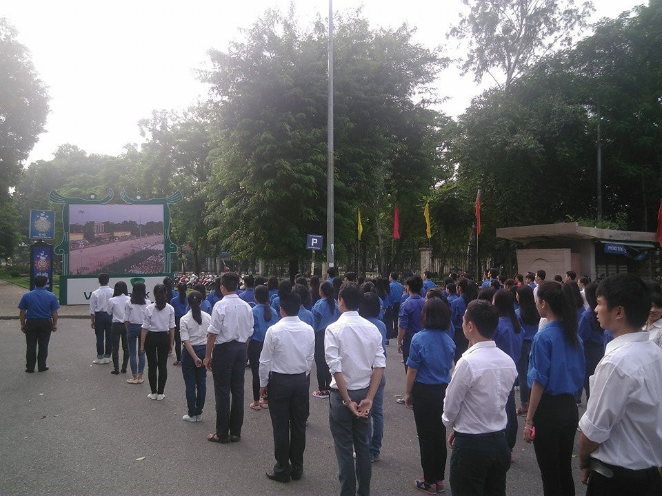 Theo dõi lễ diễu binh, diễu hành qua màn hình lớn.