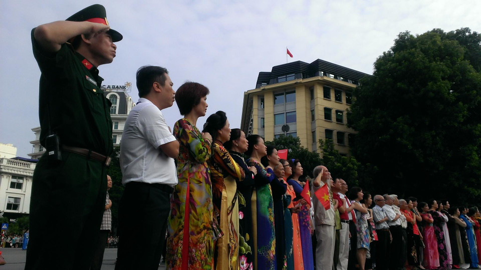 Nghiêm trang hướng về lá cờ Tổ quốc.