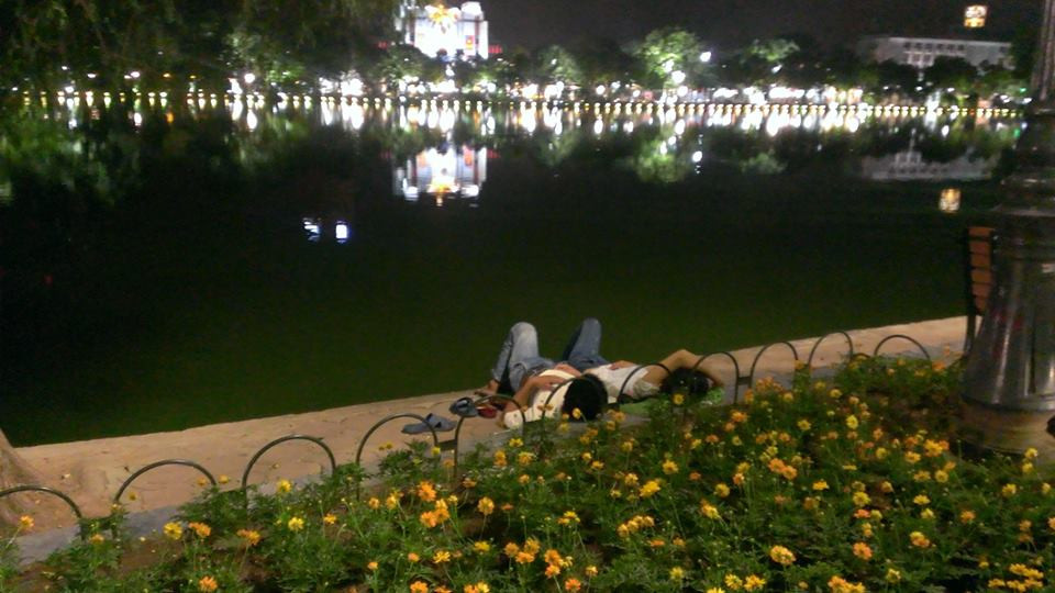 "Ngủ tạm" tại Bờ Hồ.