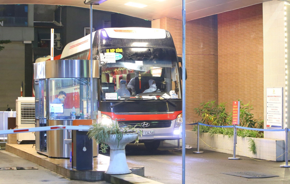 Một xe buýt chở bệnh nhân tiến vào cổng Bệnh viện Thanh Nhàn lúc 22h35’. (Ảnh: Hoàng Hiếu/TTXVN)