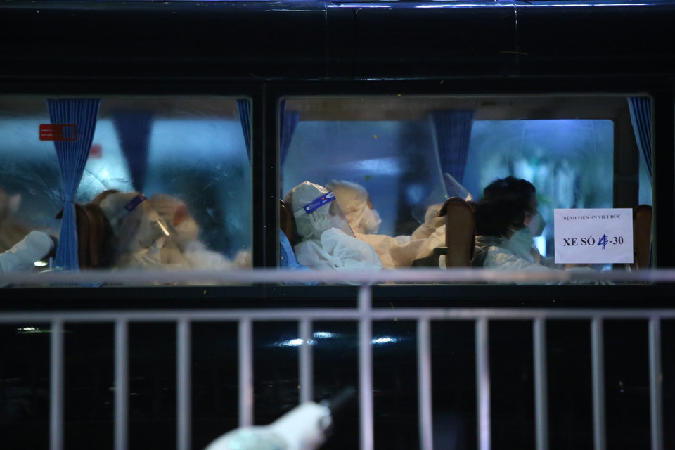 Bệnh nhân và người nhà bệnh nhân được chuyển đến Bệnh viện Thanh Nhàn đêm 4/10. (Ảnh: Hoàng Hiếu/TTXVN)