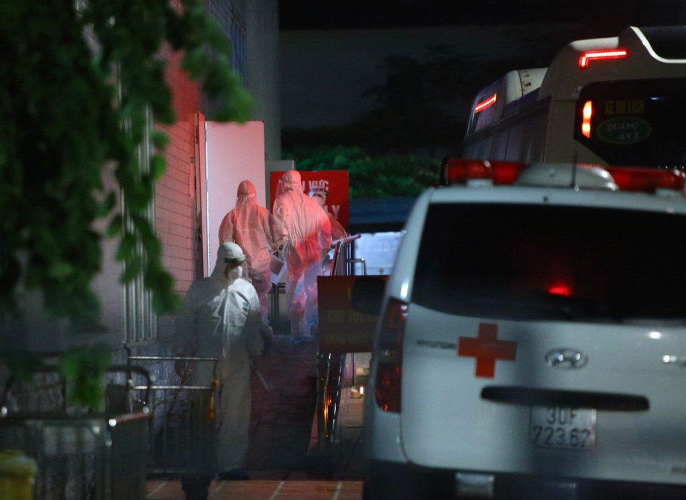 Tất cả bệnh nhân và người nhà bệnh nhân chuyển đến Bệnh viện Thanh Nhàn đều đi lối đi riêng, biệt lập lên khu điều trị. (Ảnh: Hoàng Hiếu/TTXVN)