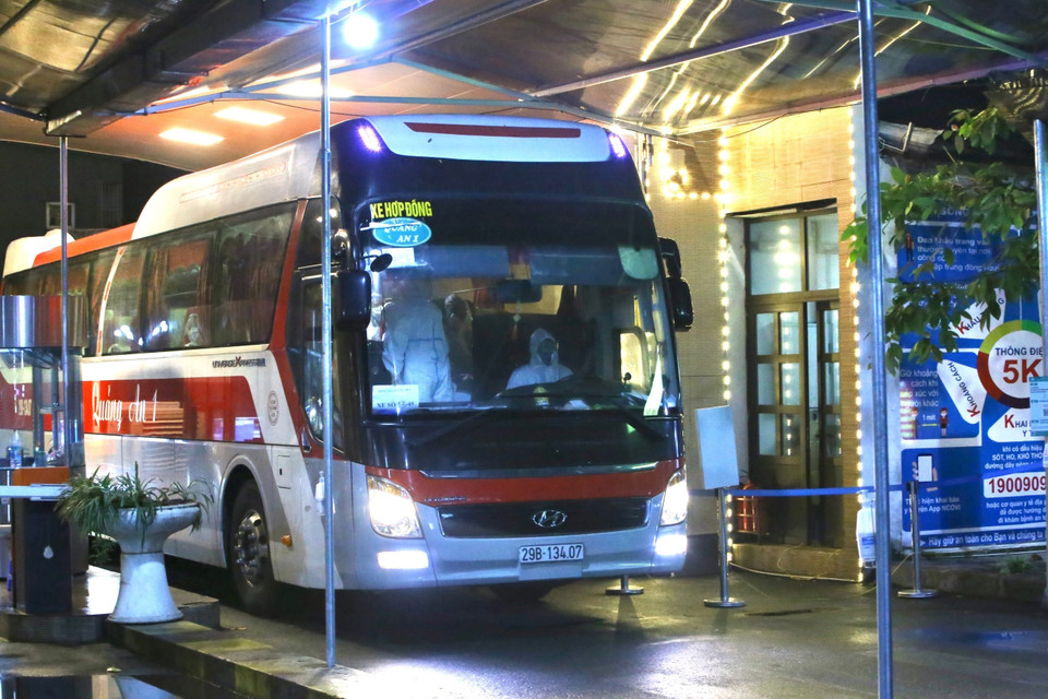 Xe chở bệnh nhân và người nhà bệnh nhân vào Bệnh viện Thanh Nhàn. (Ảnh: Hoàng Hiếu/TTXVN)