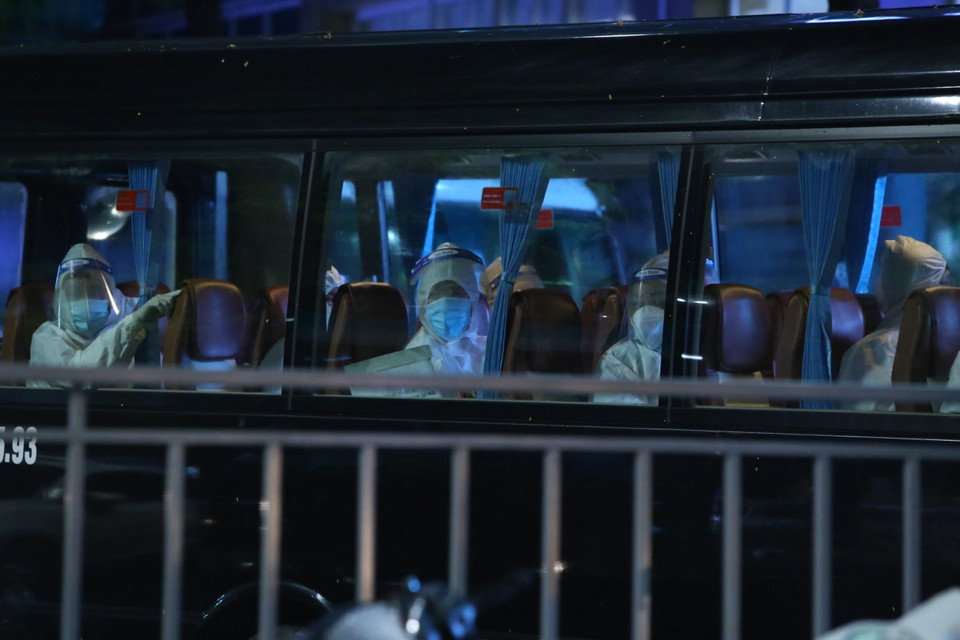 Bệnh nhân và người nhà bệnh nhân được chuyển đến Bệnh viện Thanh Nhàn đêm 4/10. (Ảnh: Hoàng Hiếu/TTXVN)