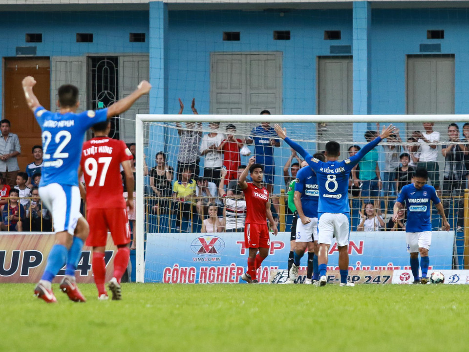 Sự mất tập trung nơi hàng thủ khiến đội bóng phố núi nhận hai bàn thua sớm từ phút phút thứ 10 và 28 của Hải Huy và Dyachenko. Điều này khiến họ gặp khó khăn và bế tắc khi triển khai tấn công những phút về sau. 