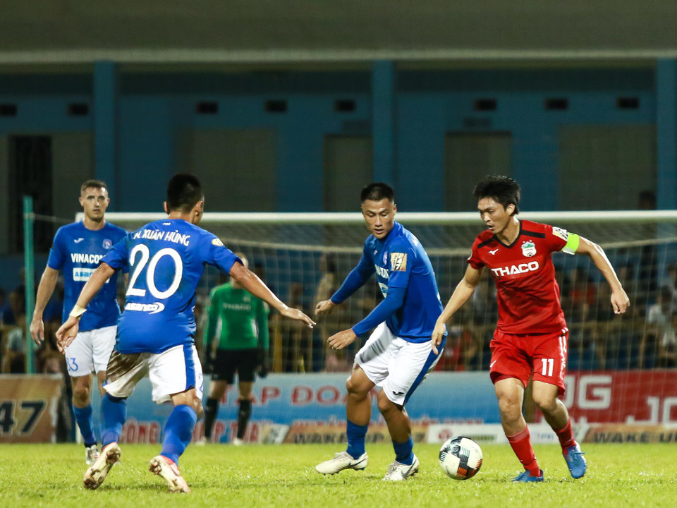 Tiền vệ tuyển Việt Nam thi đấu không tốt bên cạnh Tuấn Anh. Hàng tiền vệ không áp đảo được đối phương khiến Hoàng Anh Gia Lai khó có thể kiểm soát bóng và triển khai tấn công. 