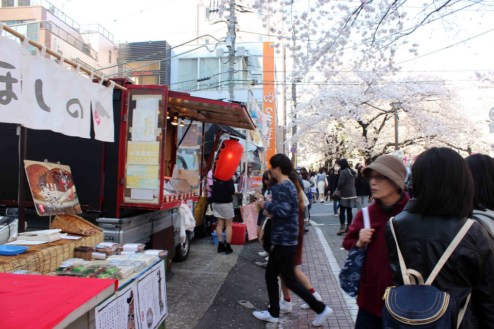 Các quán ăn lưu động tranh thủ mở hàng vào mùa ngắm hoa ven sông Meguro, thủ đô Tokyo.