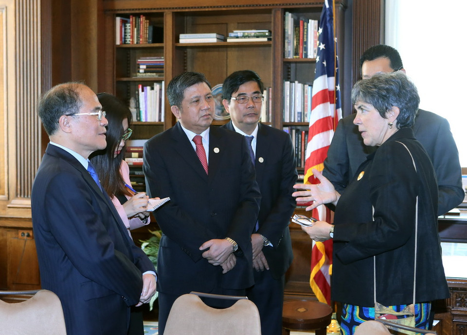 Chủ tịch Quốc hội Nguyễn Sinh Hùng và Đoàn đại biểu cấp cao Quốc hội Việt Nam đến thăm Thư viện Quốc hội Hoa Kỳ. (Ảnh: Nhan Sáng/TTXVN)