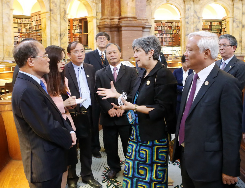 Chủ tịch Quốc hội Nguyễn Sinh Hùng và Đoàn đại biểu cấp cao Quốc hội Việt Nam đến thăm Thư viện Quốc hội Hoa Kỳ. (Ảnh: Nhan Sáng/TTXVN)