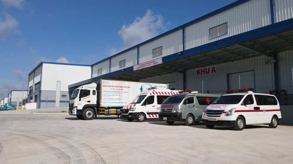 Đội xe cấp cứu phục vụ tại Khu Điều trị Bệnh nhân COVID-19 Thới Hòa. (Ảnh: TTXVN phát)