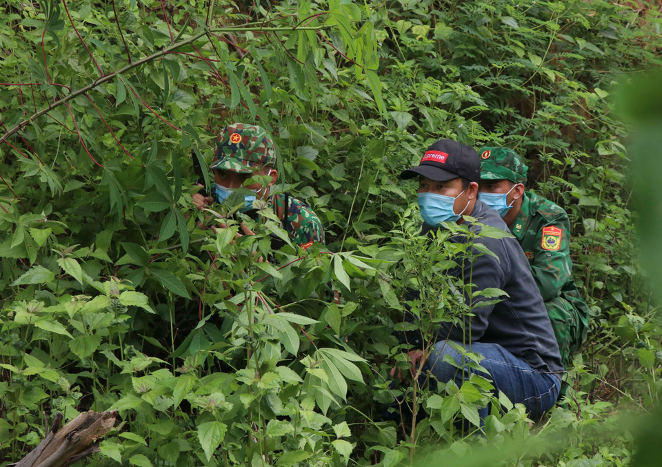 Tham gia phá án, lực lượng đánh án chia thành những tốp mật phục ở những vị trí quan trọng để hỗ trợ nhau, đảm bảo an toàn cho toàn lực lượng và mang lại kết quả cao nhất trong đánh án. (Ảnh: Xuân Tiến/TTXVN)