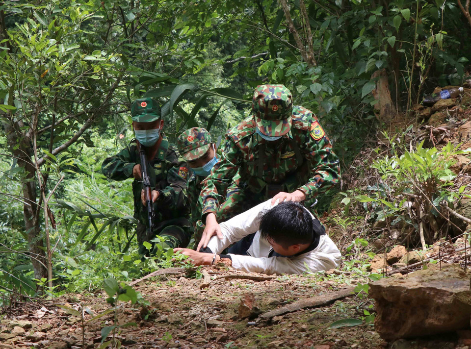 Lực lượng đánh chặn trong chuyên án trấn áp, khống chế đối tượng trên đường đối tượng tháo chạy hòng thoát thân. (Ảnh: Xuân Tiến/TTXVN)