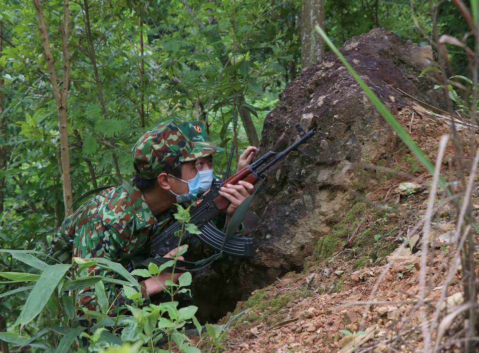 Lực lượng đánh án của Đồn Biên phòng Pa Thơm (Bộ đội Biên phòng tỉnh Điện Biên) mật phục, theo dõi mọi sự di biến của đối tượng trên đường vận chuyển ma túy từ khu vực biên giới đi sâu vào nội địa. (Ảnh: Xuân Tiến/TTXVN)