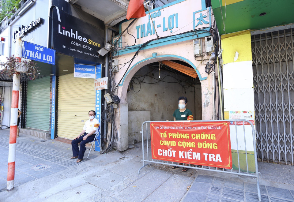 Tổ phòng, chống COVID cộng đồng của tổ dân phố số 3, phường Bạch Mai, quận Hai Bà Trưng gồm chi ủy, các thành viên của Ban công tác mặt trận, tổ dân phố, một kíp trực gồm 2 người. (Ảnh: Hoàng Hiếu/TTXVN)