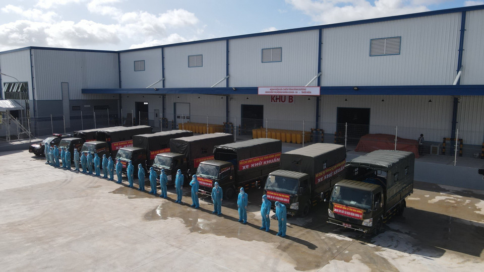 Đội xe chuyên dụng tại Khu Điều trị Bệnh nhân COVID-19 Thới Hòa. (Ảnh: TTXVN phát)