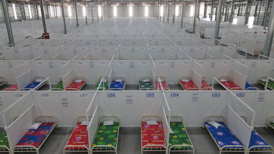 Các giường bệnh bên trong Khu Điều trị Bệnh nhân COVID-19 Thới Hòa. (Ảnh: TTXVN phát)