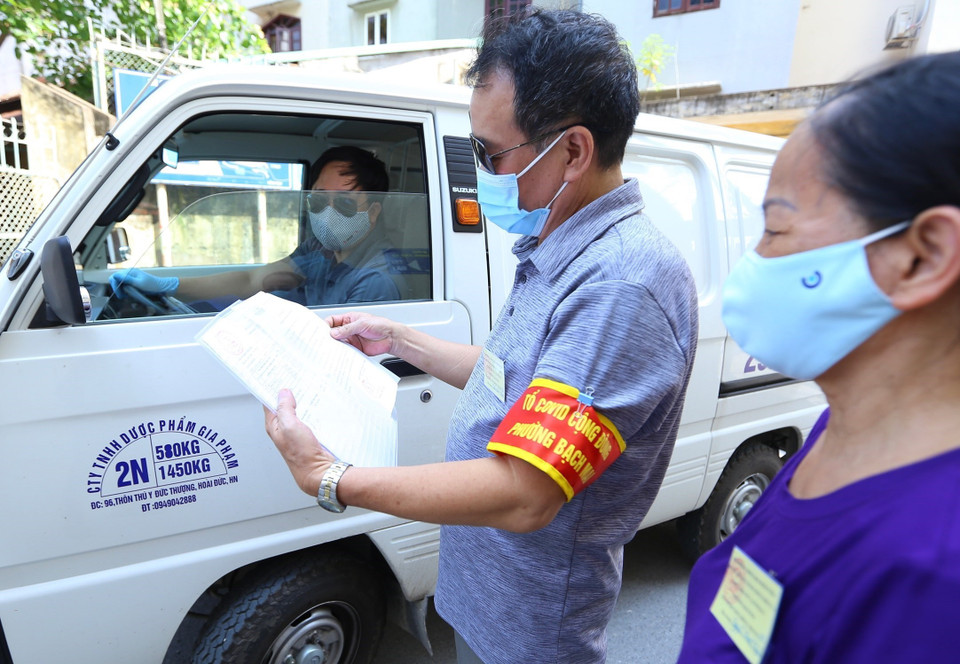 Nhiệm vụ của tổ là hằng ngày "đi từng ngõ, gõ từng nhà" để tuyên truyền, vận động, nhắc nhở nhân dân các biện pháp phòng, chống dịch; yêu cầu và hướng dẫn người dân tự theo dõi sức khỏe, chủ động khai báo y tế khi bản thân hoặc người trong gia đình có biểu hiện nghi ngờ mắc bệnh. (Ảnh: Hoàng Hiếu/TTXVN)
