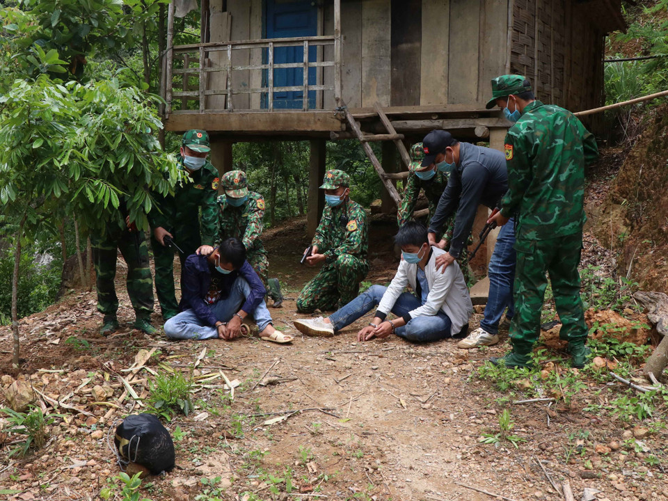 Khống chế, bắt giữ các đối tượng cùng tang vật, phá thành công chuyên án ma túy trong nội địa khu vực biên giới Việt Nam-Lào. (Ảnh: Xuân Tiến/TTXVN)