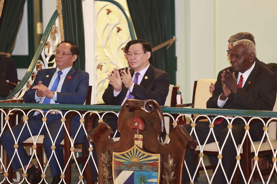 Chủ tịch Quốc hội Vương Đình Huệ và Chủ tịch Quốc hội Cộng hòa Cuba Esteban Lazo Hernandez dự chương trình. (Ảnh: Doãn Tấn/TTXVN)