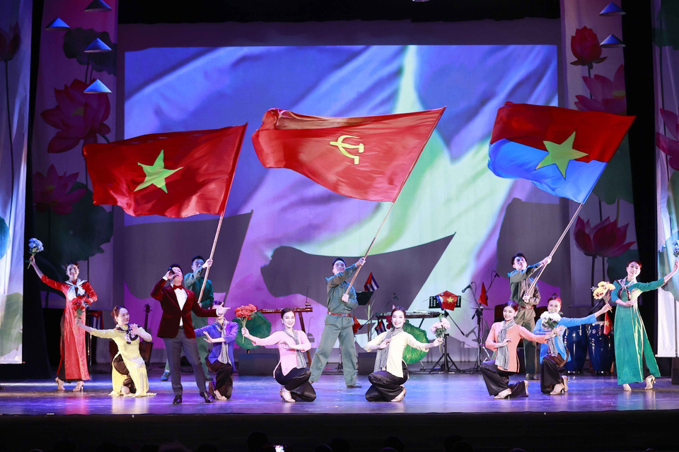 Tiết mục biểu diễn nghệ thuật chào mừng. (Ảnh: Doãn Tấn/TTXVN)