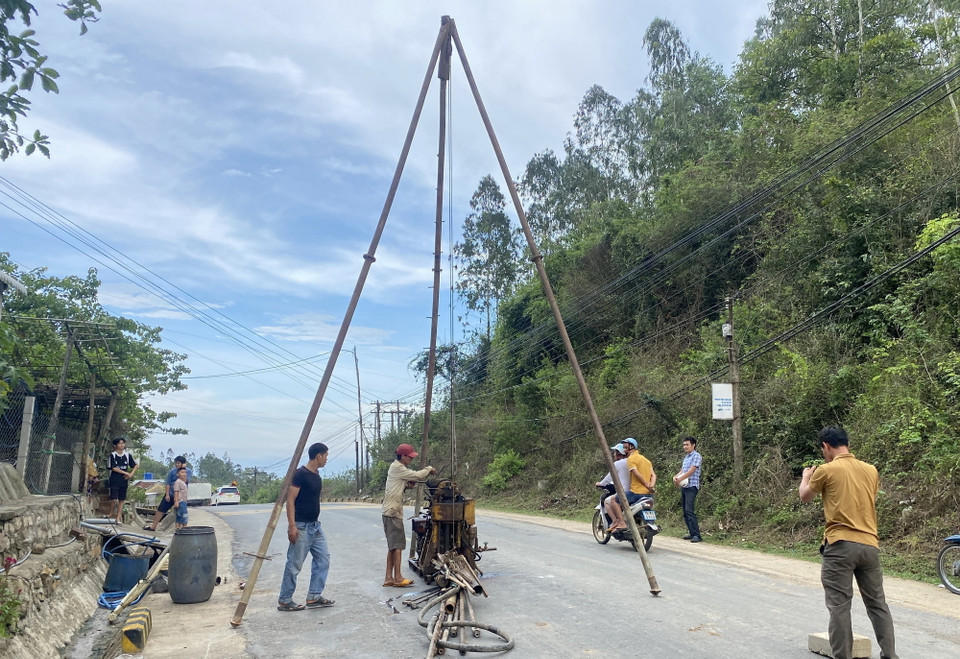Công nhân khoan thăm dò địa chất phía trên hầm đường sắt Chí Thạnh. (Ảnh: Tường Quân/TTXVN)