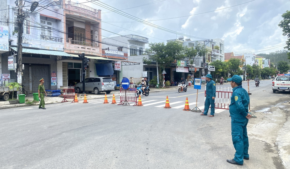 Lực lượng Cảnh sát giao thông chốt chặn tuyến đường ĐT.641 (bên trên hầm đường sắt Chí Thạnh) không cho phương tiện tải trọng nặng lưu thông. (Ảnh: Tường Quân/TTXVN)