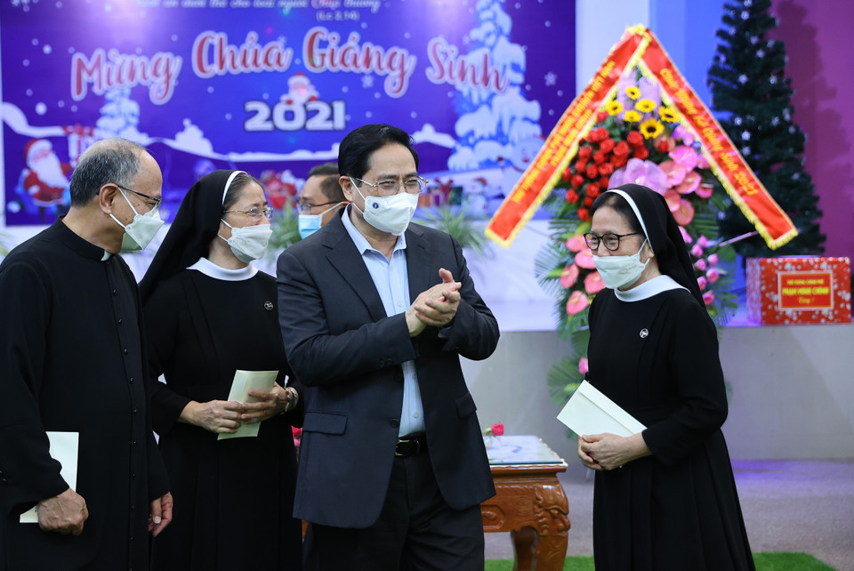 Thủ tướng Phạm Minh Chính với các giáo dân giáo xứ Long Hương nhân dịp Lễ Giáng sinh 2021. (Ảnh: Dương Giang/TTXVN)