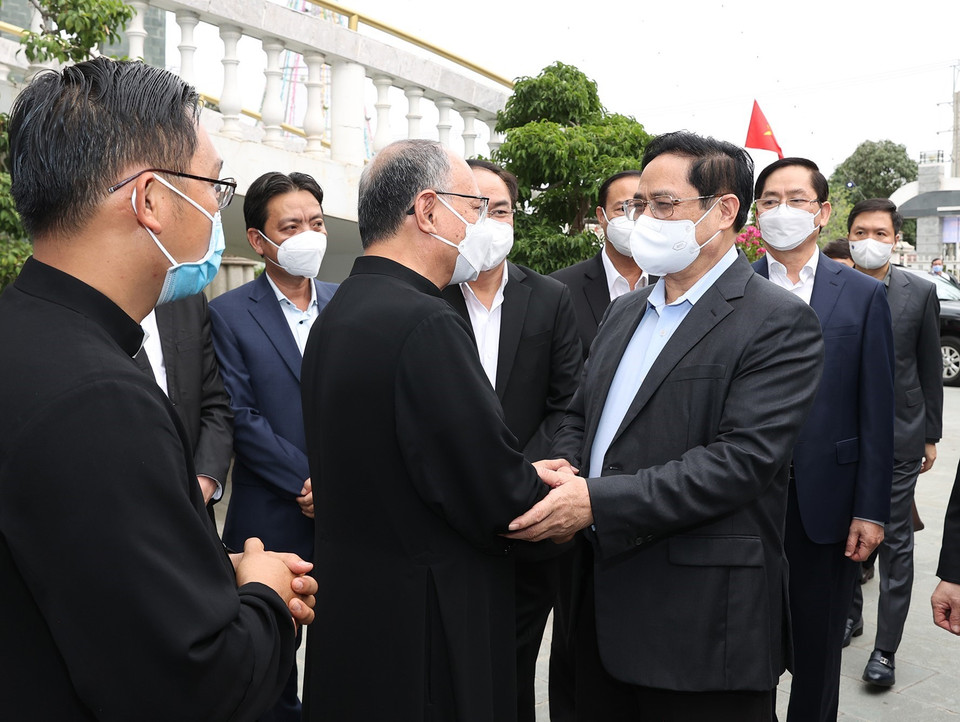 Thủ tướng Phạm Minh Chính thăm hỏi các giáo dân giáo xứ Long Hương nhân dịp Lễ Giáng sinh 2021. (Ảnh: Dương Giang/TTXVN)