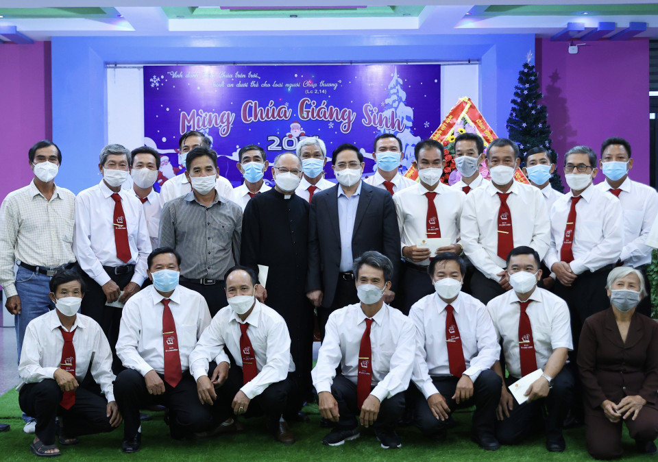 Thủ tướng Phạm Minh Chính với các giáo dân giáo xứ Long Hương. (Ảnh: Dương Giang/TTXVN)
