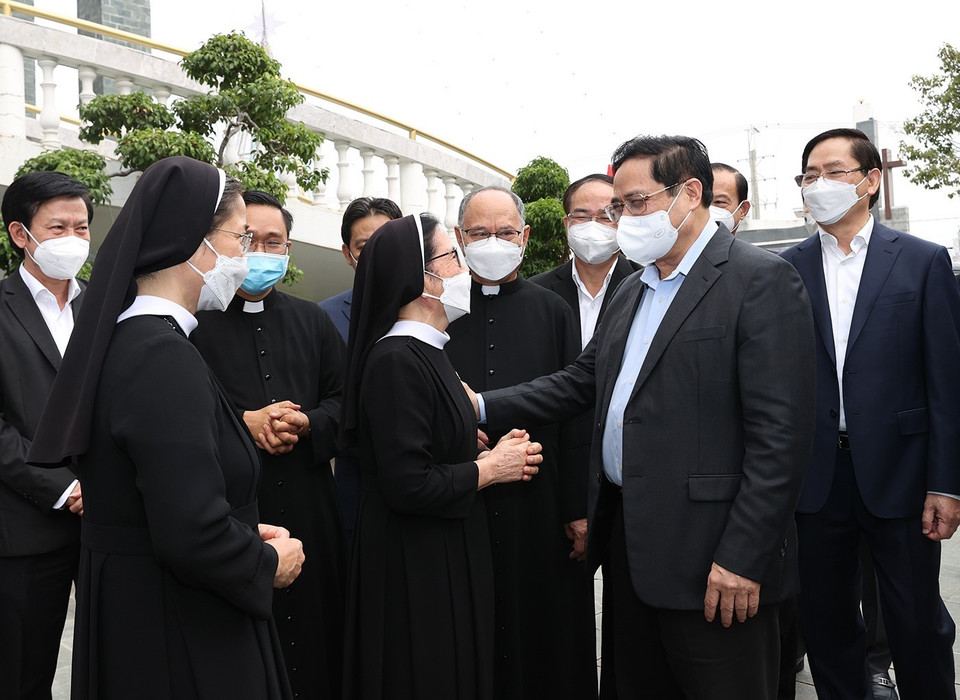 Thủ tướng Phạm Minh Chính thăm hỏi các giáo dân giáo xứ Long Hương nhân dịp Lễ Giáng sinh 2021. (Ảnh: Dương Giang/TTXVN)