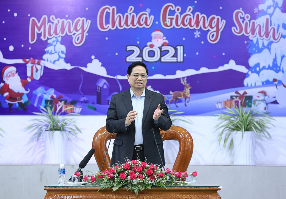 Thủ tướng Phạm Minh Chính chúc mừng giáng sinh giáo dân giáo xứ Long Hương. (Ảnh: Dương Giang/TTXVN)