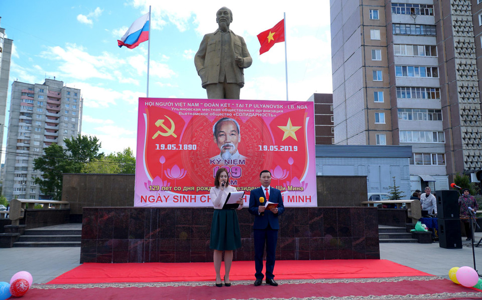 Lễ kỷ niệm 129 năm ngày sinh Hồ Chí Minh tại Ulianovsk thu hút đông đảo người dân tham gia. (Ảnh: Tâm Hằng/Vietnam+)