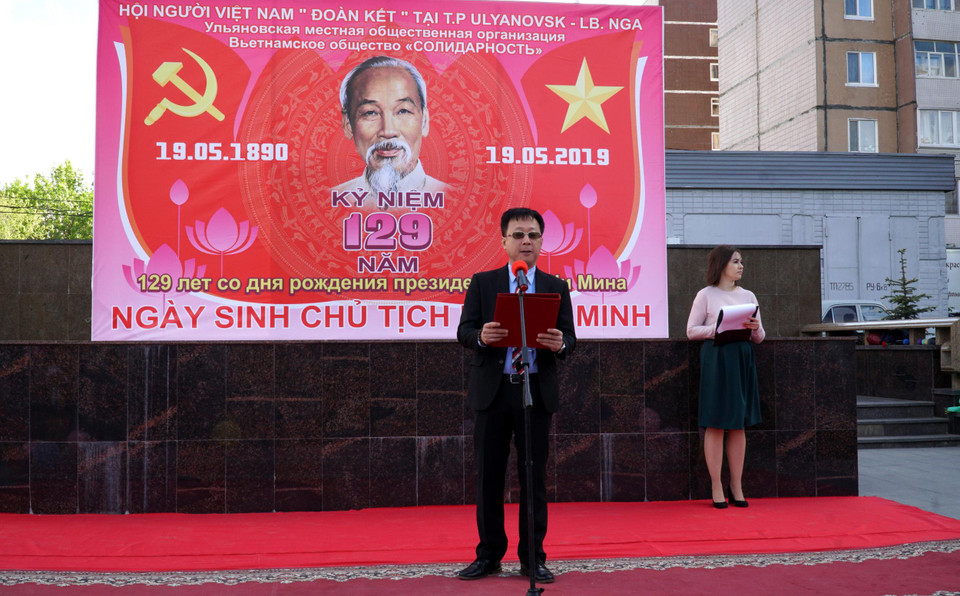 Tổng lãnh sự Ecaterinburg Ngô Phương Nghị phát biểu ôn lại thân thế và sự nghiệp của Bác Hồ trong sự nghiệp cách mạng Việt Nam. (Ảnh: Tâm Hằng/Vietnam+)