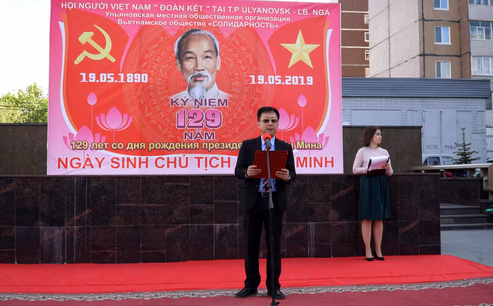 Tổng lãnh sự Ecaterinburg Ngô Phương Nghị phát biểu ôn lại thân thế và sự nghiệp của Bác Hồ trong sự nghiệp cách mạng Việt Nam. (Ảnh: Tâm Hằng/Vietnam+)