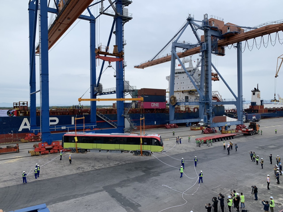 Đoàn tàu có khả năng chuyên chở 944-1.124 người/đoàn tàu, với mật độ khoảng từ 6,6-8 người/m2 và khai thác với tốc độ thương mại 35km/giờ, tốc độ thiết kế 80km/giờ. (Ảnh: MRB Hà Nội cung cấp)