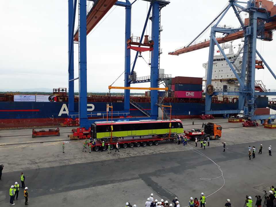 Sau khi cập cảng Hải Phòng, đoàn tàu sẽ được vận chuyển bằng xe siêu trường siêu trọng tới khu Depot Nhổn (Hà Nội), thực hiện lắp đặt lên ray để vận hành thử nghiệm trước khi vận hành chính thức. (Ảnh: MRB Hà Nội cung cấp)